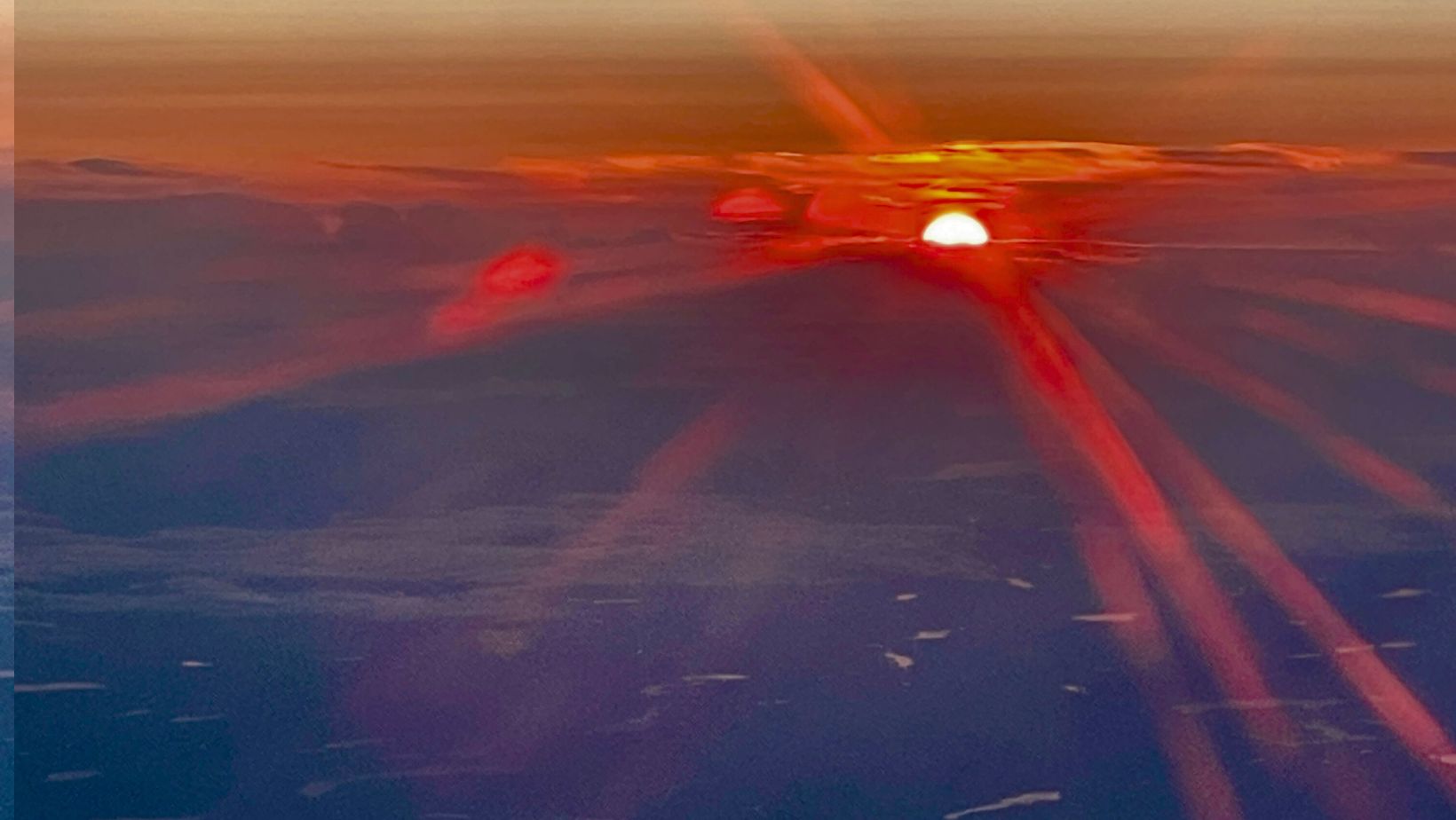 Bild på solnedgången från planet