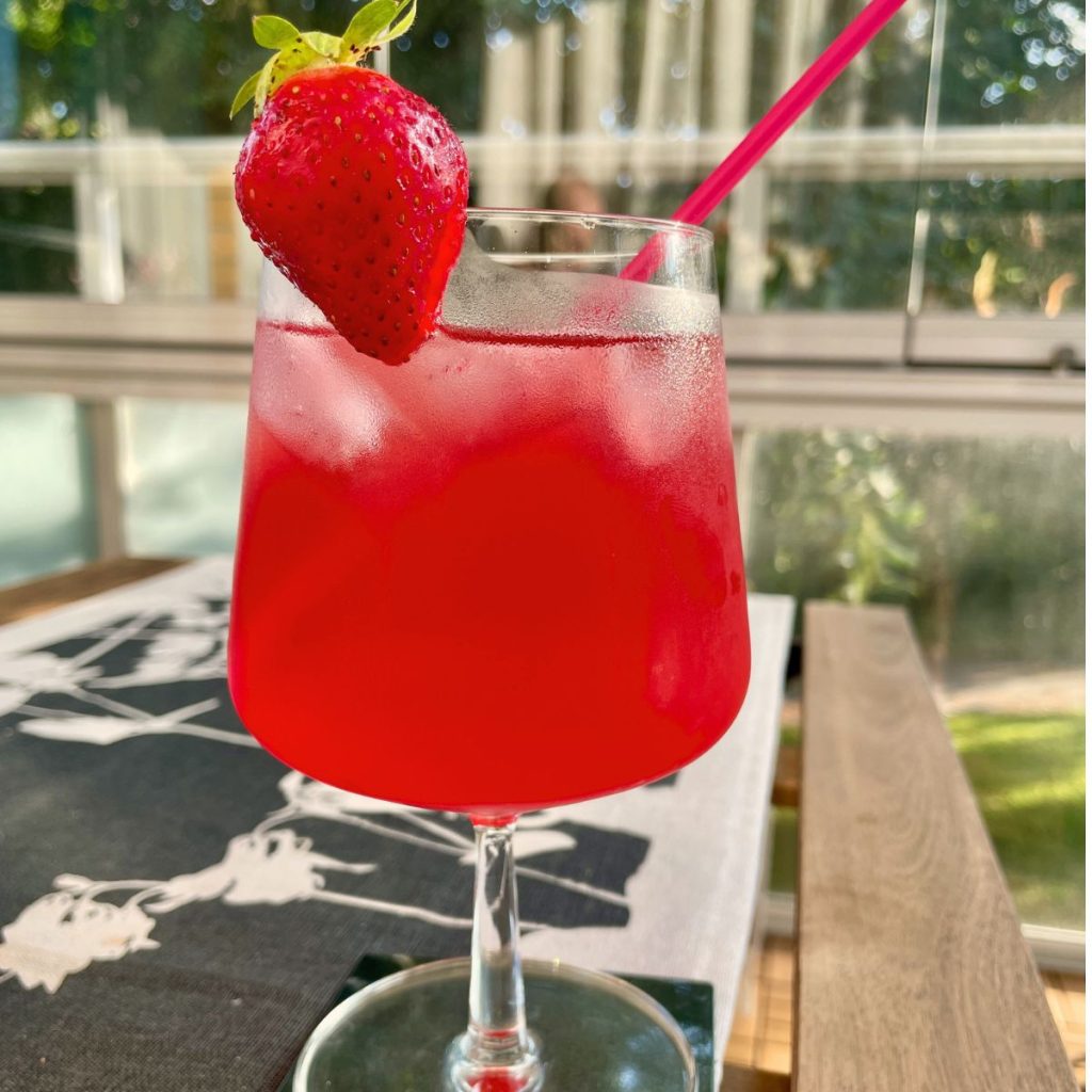 En jordgubbsdrink för att fira in semestern